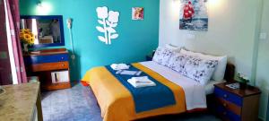 Schlafzimmer mit einem Bett mit blauer Wand in der Unterkunft Medusa Apartments in Kateliós