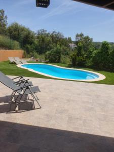ein Swimmingpool mit einem Stuhl daneben in der Unterkunft Vivalavida playa 1km in Lloret de Mar