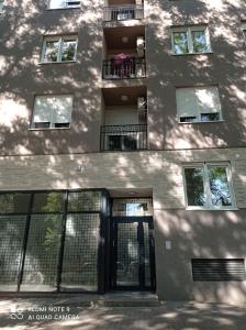 ein Gebäude mit einer Tür davor in der Unterkunft Apartman Ana 3 in Subotica