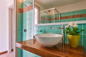 Phòng tắm tại La casetta nel bosco - Hot tube and Sauna +26 ảnh