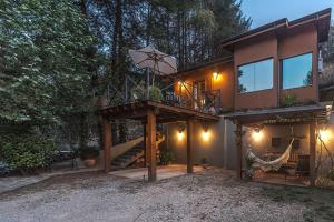 Casa con balcón y escalera en la parte delantera en LOFT LUZ, en Santo Antônio do Pinhal