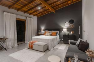 un dormitorio con una cama y un sofá en LOFT LUZ, en Santo Antônio do Pinhal