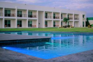 uma piscina em frente a um hotel em Hotel Aquetzalli em Cocoyoc