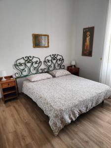 1 dormitorio con 1 cama con edredón blanco en Accanto al Duomo, en Florencia