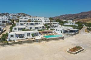 eine Luftaufnahme eines großen weißen Hauses in der Unterkunft Cavos in Agios Sostis
