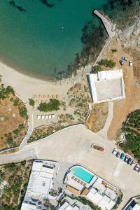 una vista aérea de la playa y del océano en Cavos, en Agios Sostis