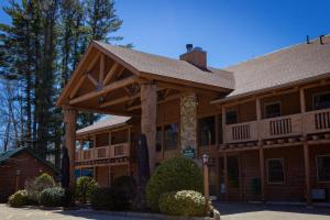a large wooden building with a gambrel at New England Inn & Lodge in North Conway