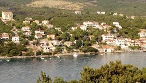 una piccola cittadina sulla riva di un corpo d'acqua di Apartmani Vukovic a Tivat