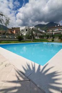 Bazén v ubytování Borgo degli Ulivi Residence di Olympic Garda Lake nebo v jeho okolí