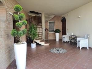 費拉拉的住宿－Villa Roberta B&B，大堂种植了盆栽植物,设有楼梯