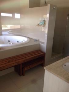uma casa de banho com uma banheira e um lavatório em Condominio Jardín del Mar em Coquimbo