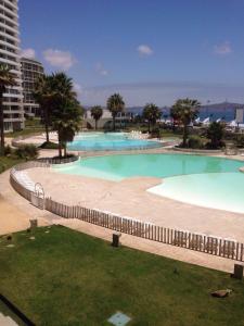 una gran piscina de agua verde en Condominio Jardín del Mar, en Coquimbo