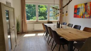 uma sala de jantar com uma mesa de madeira e cadeiras em Villa Bad Bertrich em Bad Bertrich