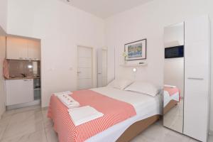 Posteľ alebo postele v izbe v ubytovaní Makarska sea view rooms