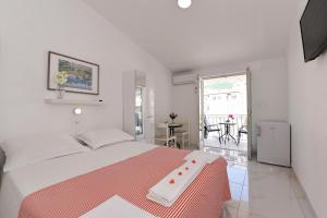 Posteľ alebo postele v izbe v ubytovaní Makarska sea view rooms