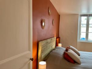 um quarto com uma cama e dois espelhos na parede em Le Cosy em Bayeux