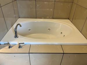 La salle de bains est pourvue d'une baignoire avec un robinet. dans l'établissement Garnett Hotel & RV Park, à Garnett