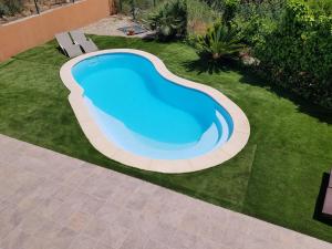 uma vista superior de uma piscina num quintal em Vivalavida playa 1km em Lloret de Mar