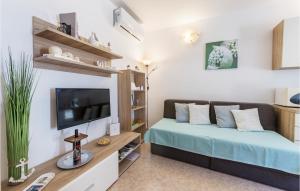 un soggiorno con divano e TV di Cozy Apartment In Fazana With Wifi a Fažana