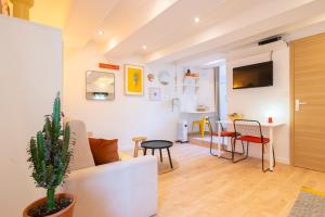a living room with a couch and a table at Appartement cocooning proche mer in Carqueiranne