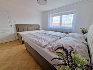Postel nebo postele na pokoji v ubytování Čejkovský dvorek