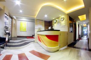 un vestíbulo con un vestíbulo amarillo y rojo en Antoni Hotel, en Yakarta
