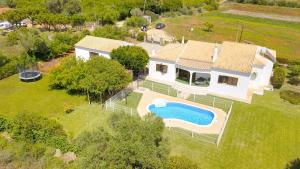 una vista aérea de una casa con piscina en Casa Sonho, en Malhão