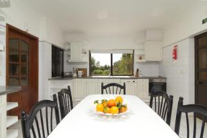 Casa Sonho في Malhão: مطبخ مع طاولة عليها صحن من الفواكه