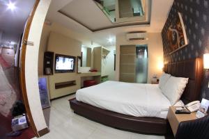 Giường trong phòng chung tại Antoni Hotel