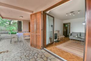 - un salon avec un canapé et une table dans l'établissement Villa Pinia Holiday home with a pool, à Jadranovo