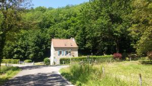 a house on the side of a road at Le Moulin in Creysse