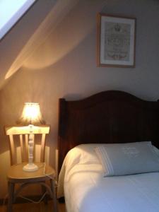 1 dormitorio con 1 cama y 1 lámpara en una mesa en Le Moulin, en Creysse
