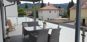 balcón con mesa y sillas en Boardingappartement Windeckblick, ruhige, zentrale Lage mit großem Südbalkon, en Bühl