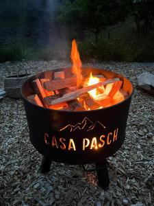 eine Feuerstelle mit einem Schild, das Casa Pasta liest in der Unterkunft Casa Pasch - Boutique Bed and Breakfast in Cumpadials in Sumvitg