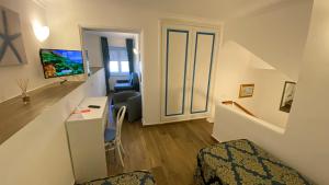 TV a/nebo společenská místnost v ubytování Capri Bougainville Luxury Boutique Hotel