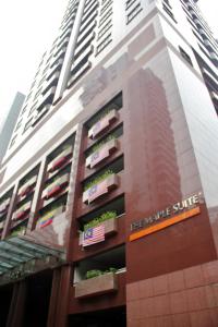 un gran edificio con un cartel en el costado en The Maple Suite en Kuala Lumpur