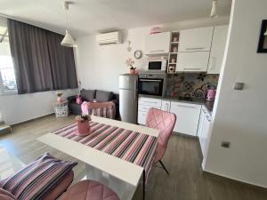 Kuchyňa alebo kuchynka v ubytovaní Golden View Penthouse