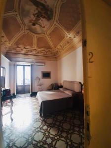 卡塔尼亞的住宿－Vera Rooms，一间卧室设有一张带格子天花板的床。