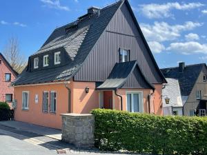 una gran casa marrón con techo negro en Landhaus Büttner Altenberg, en Kurort Altenberg