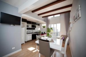 a kitchen and dining room with a white table and chairs at Apartamento Triplex Place Vendome in Sao Paulo