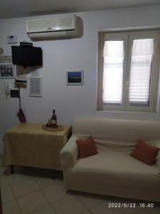 a living room with a couch and a bed at Casina Viestana in Vieste