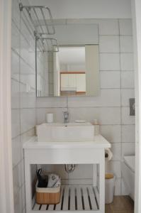 A bathroom at Babis Apartments & Studios Iremia