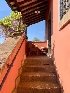 un conjunto de escaleras que conducen a un edificio en La casa di Francesco Incantevole casale di campagna with pool piscina, en Soriano nel Cimino