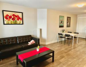 Χώρος καθιστικού στο Kelowna new lake view 2bedrooms close BIG WHITE +9 φωτογραφίες