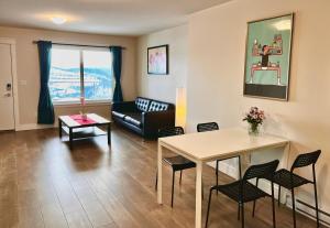 Galeriebild der Unterkunft Kelowna new lake view 2bedrooms suite close BIG WHITE in Kelowna