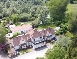 uma vista aérea de uma casa com um rio em Haus Mediterran - Gemütliches Ferienhaus 130 m² für max. 7 Personen mit Balkon und Garten am Bodensee em Radolfzell am Bodensee