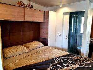 Un pat sau paturi într-o cameră la MiraMa MobileHome
