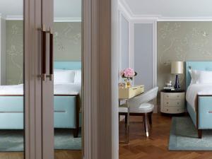 Ένα ή περισσότερα κρεβάτια σε δωμάτιο στο The Langham Hong Kong