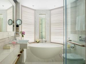 Ένα μπάνιο στο The Langham Hong Kong