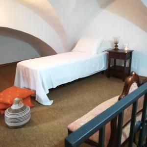 1 dormitorio con cama, mesa y banco en Casa Mafalda en Aradeo